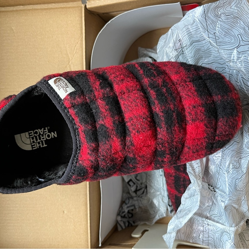 Women’s 9, Men’s 7 North Face wool slippers
